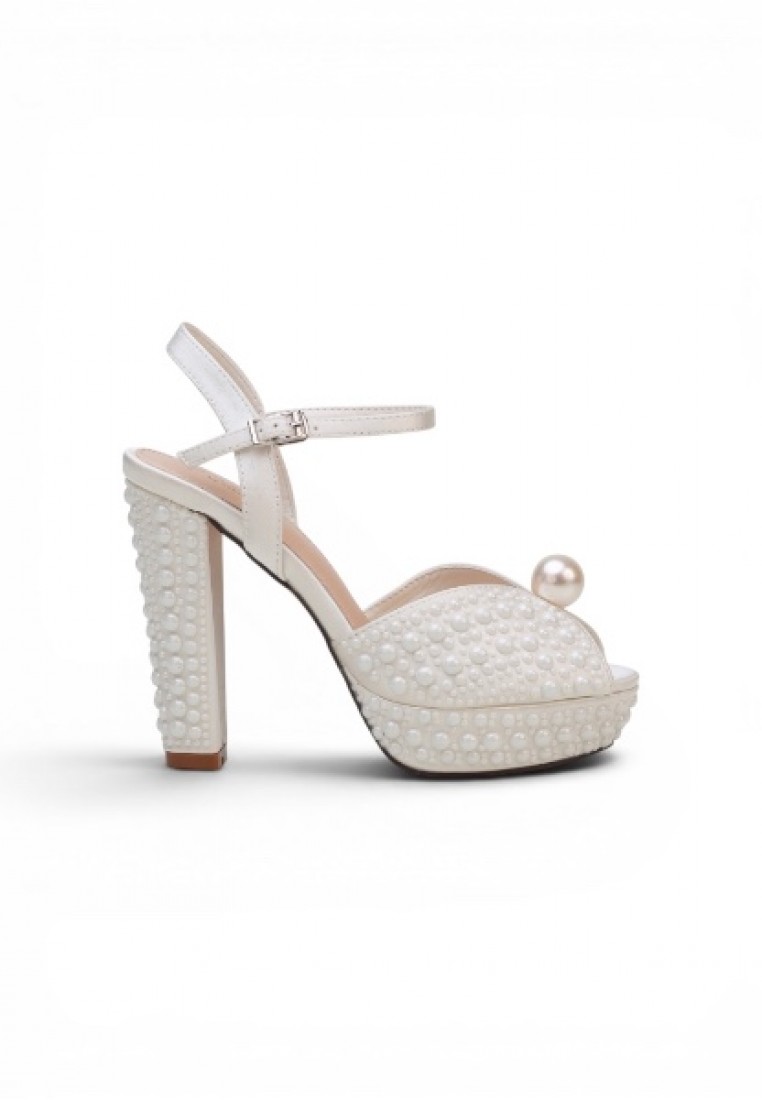 38010 Women Buckle Strap Low Heels Sandals In Black